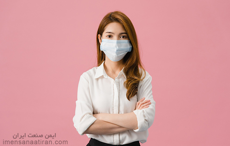 ماسک ایمنی یکی از ابزارهای ایمنی است که کاربرد آن پیش از آسیب رسیدن به دستگاه تنفسی و مختل شدن عملکرد آن به هنگام کار کردن با مواد سمی و شیمیایی میباشد. لازم به ذکر است که ماسک ایمنی به دلیل کاربرد های زیادی که در جامعه دارد، در انواع بسیار زیادی تولید میشود.