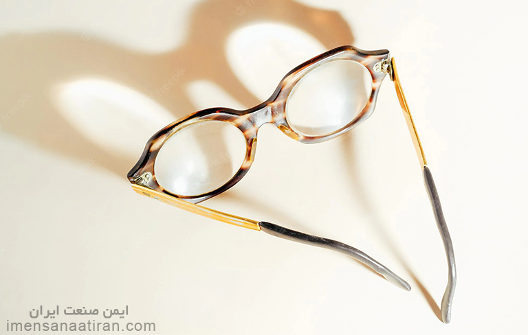 لنز شفاف از رایج ترین انواع لنز عینک ایمنی است.